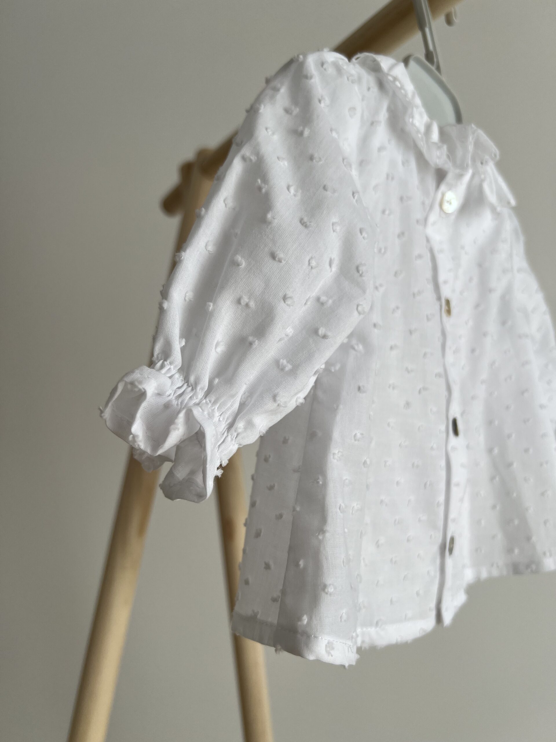 Camisa Plumeti blanco cuello bordado - Imagen 4