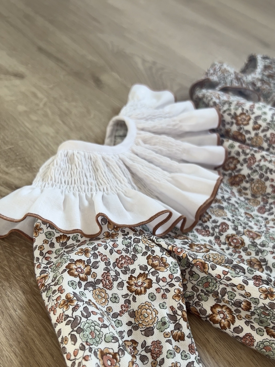 Pelele Ocre cuello blanco - talla 6 m - Imagen 2