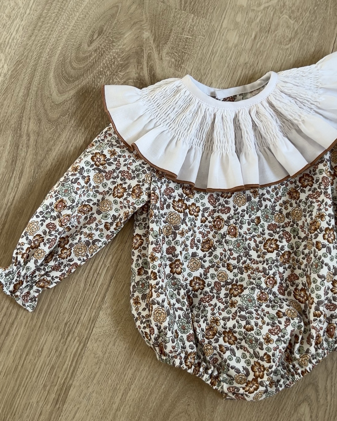 Pelele Ocre cuello blanco - talla 6 m